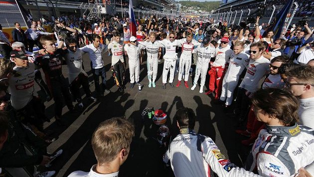 Jezdci formule 1 vyjadřují podporu Julesovi Bianchimu poté, co byl převezen do nemocnice se zraněními, kterým později podlehl. Jezdci formule 1 vyjadřují podporu Julesovi Bianchimu poté, co byl převezen do nemocnice se zraněními, kterým později podlehl.