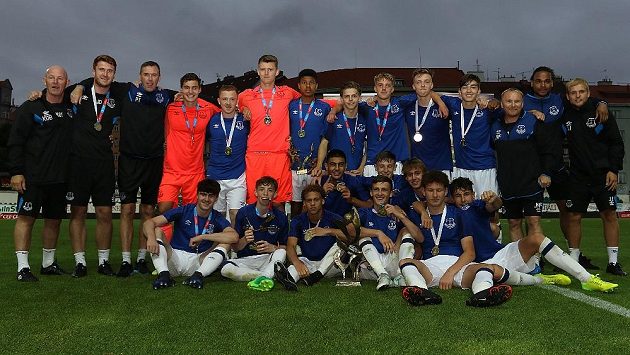 Fotbalisté Evertonu pózují s medailemi a pohárem pro vítěze Generali CEE Cupu. Fotbalisté Evertonu pózují s medailemi a pohárem pro vítěze Generali CEE Cupu.