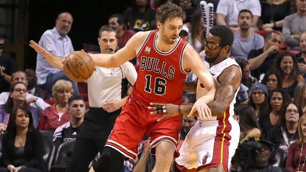 Španělský basketbalista Pau Gasol (vlevo) v dresu Chicaga v souboji s Amar´em Stoudemirem z Miami. Španělský basketbalista Pau Gasol (vlevo) v dresu Chicaga v souboji s Amar´em Stoudemirem z Miami.