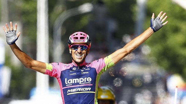 Španělský cyklista Plaza Molina se raduje z triumfu v 16. etapě Tour de France. Španělský cyklista Plaza Molina se raduje z triumfu v 16. etapě Tour de France.