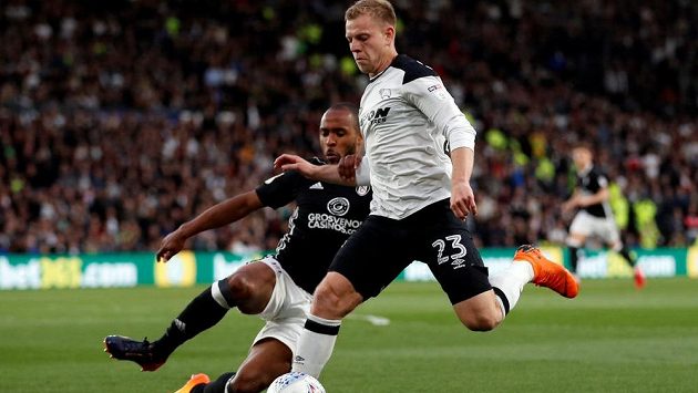 Matěj Vydra (vpravo) v souboji s Denisem Odoiem z Fullhamu. Matěj Vydra (vpravo) v souboji s Denisem Odoiem z Fullhamu.