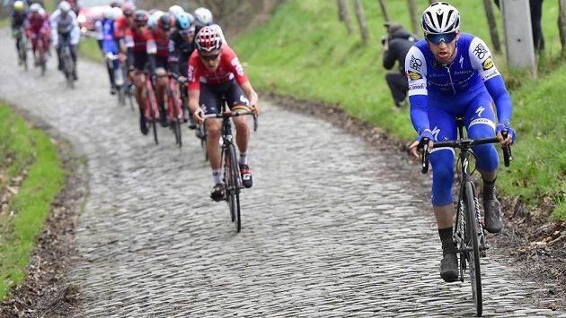 Zdeněk Štybar (vpravo) při belgických klasikách v úvodu sezóny 2017. Zdeněk Štybar (vpravo) při belgických klasikách v úvodu sezóny 2017.