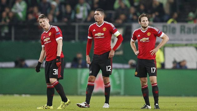 Zdrcení fotbalisté Manchester United. Zleva Bastian Schweinsteiger, Chris Smalling a Daley Blind. Zdrcení fotbalisté Manchester United. Zleva Bastian Schweinsteiger, Chris Smalling a Daley Blind.