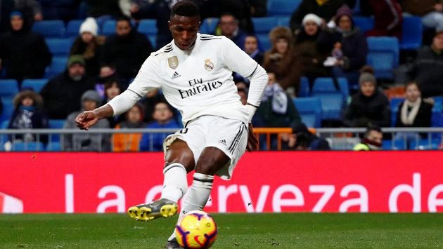Mladíček Júnior Vinícius střílí druhý gól Realu Madrid v ligovém utkání proti Alavésu. Mladíček Júnior Vinícius střílí druhý gól Realu Madrid v ligovém utkání proti Alavésu.