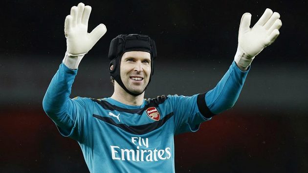 Brankář Arsenalu Petr Čech se raduje z vítězství nad Newcastlem. Brankář Arsenalu Petr Čech se raduje z vítězství nad Newcastlem.