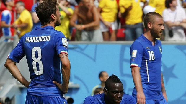 Italští fotbalisté (zleva) Claudio Marchisio, Mario Balotelli a Daniele De Rossi krátce po inkasovaném gólu v utkání s Kostarikou. Italští fotbalisté (zleva) Claudio Marchisio, Mario Balotelli a Daniele De Rossi krátce po inkasovaném gólu v utkání s Kostarikou.