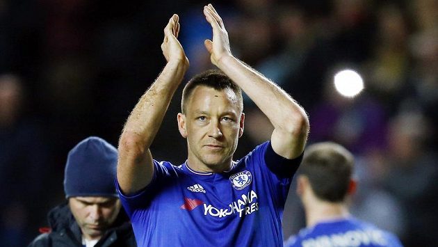 Legenda John Terry po letošní sezóně končí v Chelsea. Legenda John Terry po letošní sezóně končí v Chelsea.