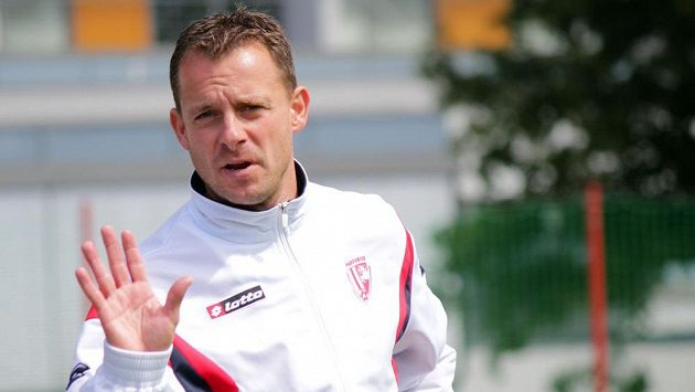 Fotbalisty Baníku Ostrava by měl vést osmatřicetiletý trenér Martin Svědík, který skončil v druholigových Pardubicích. Fotbalisty Baníku Ostrava by měl vést osmatřicetiletý trenér Martin Svědík, který skončil v druholigových Pardubicích.