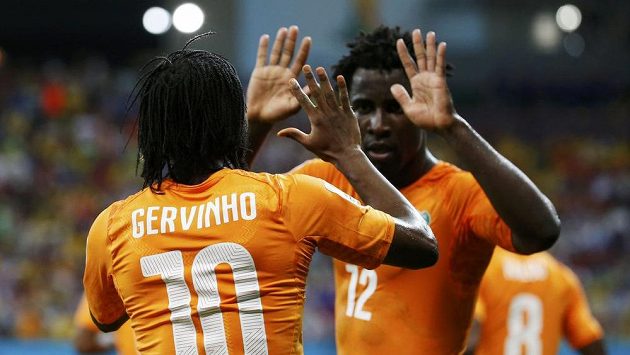 Oba střelci Pobřeží slonoviny proti Japonsku slaví - Gervinho (vlevo) a bývalý sparťanský snajpr Bony. Oba střelci Pobřeží slonoviny proti Japonsku slaví - Gervinho (vlevo) a bývalý sparťanský snajpr Bony.