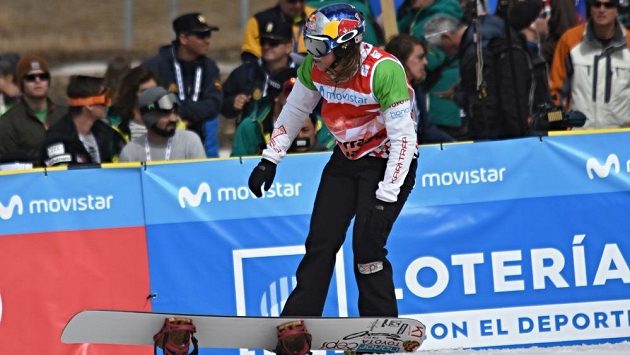 Po semifinálové jízdě Eva Samková svůj snowboard s chutí zahodila. Po semifinálové jízdě Eva Samková svůj snowboard s chutí zahodila.