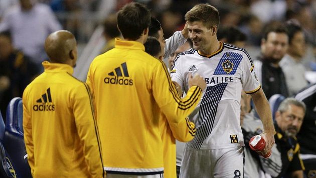 Steven Gerrard po vystřídání. Steven Gerrard po vystřídání.