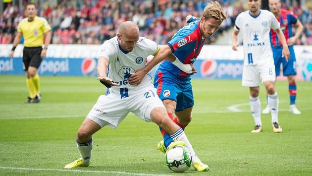Michal Vepřek (vlevo) z Olomouce a plzeňský záložník Patrik Hrošovský. Michal Vepřek (vlevo) z Olomouce a plzeňský záložník Patrik Hrošovský.