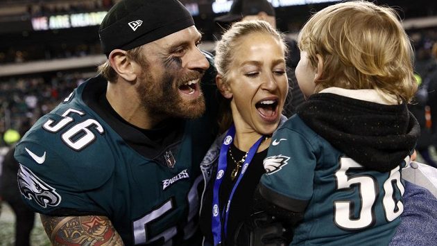 Chris Long z týmu Philadelphia Eagles slaví s rodinou postup do Super Bowlu. Chris Long z týmu Philadelphia Eagles slaví s rodinou postup do Super Bowlu.