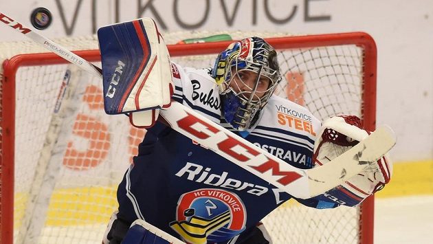 Brankář Vítkovic Patrik Bartošák v duelu s Mountfieldem. Brankář Vítkovic Patrik Bartošák v duelu s Mountfieldem.