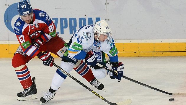 Roman Starčenko z týmu Barys Astana (vpravo) v souboji s Jakubem Nakládalem z týmu Lev Praha. Roman Starčenko z týmu Barys Astana (vpravo) v souboji s Jakubem Nakládalem z týmu Lev Praha.