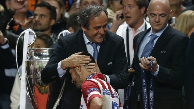 Prezident UEFA Michel Platini po finále Ligy mistrů objímá zklamaného útočníka Davida Villu. Prezident UEFA Michel Platini po finále Ligy mistrů objímá zklamaného útočníka Davida Villu.