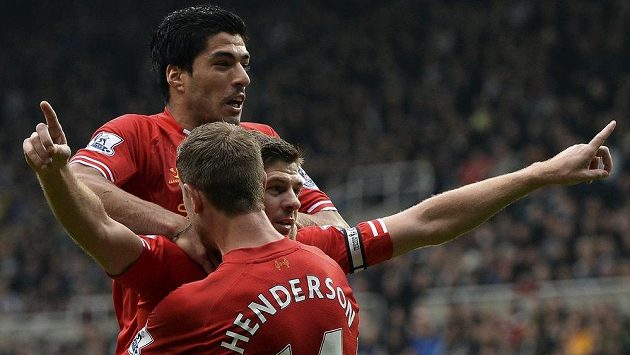 Liverpoolský Steven Gerrard (vpravo) oslavuje spolu s Luisem Suarezem (nahoře) a Jordanem Hendersonem svůj 100. gól v Premier League. Liverpoolský Steven Gerrard (vpravo) oslavuje spolu s Luisem Suarezem (nahoře) a Jordanem Hendersonem svůj 100. gól v Premier League.