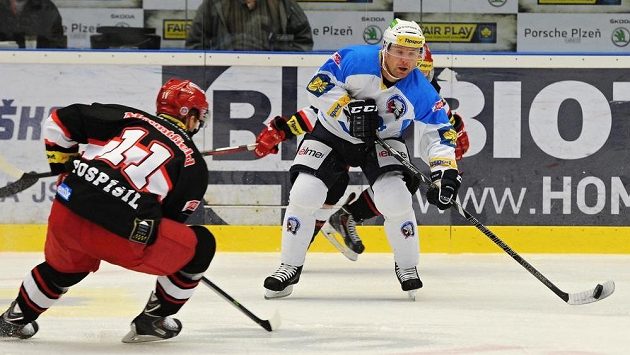 Tomáš Pospíšil (vlevo) z Hradce Králové a plzeňský útočník Ondřej Kratěna v utkání 52. kola hokejové Tipsport extraligy. Tomáš Pospíšil (vlevo) z Hradce Králové a plzeňský útočník Ondřej Kratěna v utkání 52. kola hokejové Tipsport extraligy.