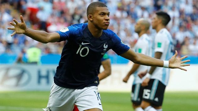 Francouzský fotbalista Kylian Mbappé je pořádný rychlík. V osmifinále mistrovství světa s Argentinou vyvinul rychlost 38 kilometrů za hodinu. Francouzský fotbalista Kylian Mbappé je pořádný rychlík. V osmifinále mistrovství světa s Argentinou vyvinul rychlost 38 kilometrů za hodinu.