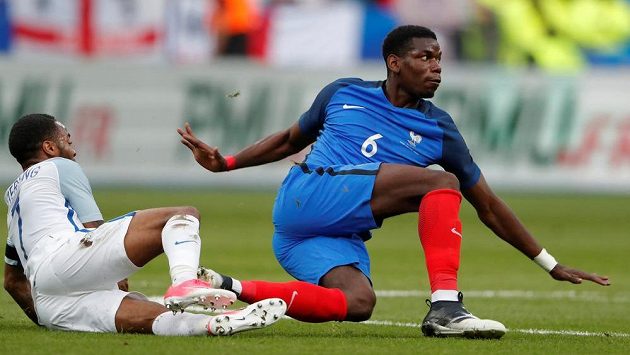 Francouz Paul Pogba (vpravo) v souboji s Raheemem Sterlingem. Francouz Paul Pogba (vpravo) v souboji s Raheemem Sterlingem.