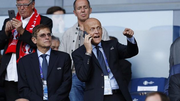 Předseda komise sudích UEFA Pierluigi Collina (dole vpravo). Předseda komise sudích UEFA Pierluigi Collina (dole vpravo).