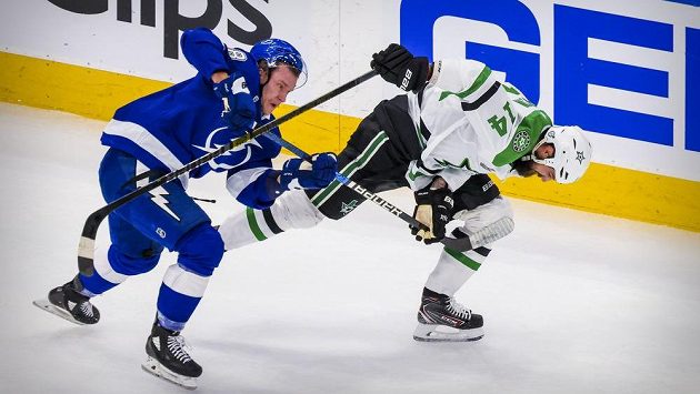 Ondřej Palát (vlevo) z Tampy se snaží zastavit Jamieho Benna z Dallasu ve druhém utkání finále Stanley Cupu v Edmontonu. Ondřej Palát (vlevo) z Tampy se snaží zastavit Jamieho Benna z Dallasu ve druhém utkání finále Stanley Cupu v Edmontonu.