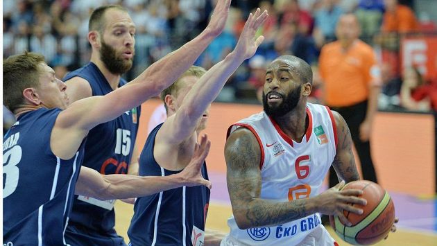 Basketbalisté Děčína (zleva) Luboš Stria, Jakub Houška a Tomáš Vyoral brání Dariuse Washingtona z Nymburka. Basketbalisté Děčína (zleva) Luboš Stria, Jakub Houška a Tomáš Vyoral brání Dariuse Washingtona z Nymburka.