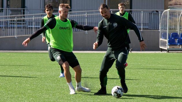 Milánský Zlatan Ibrahimovic při tréninku s Hammarby ve Stockholmu. Milánský Zlatan Ibrahimovic při tréninku s Hammarby ve Stockholmu.