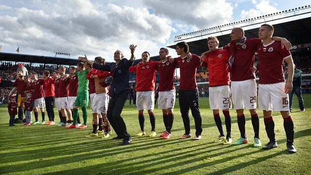 Masér Tomáš Stránský (vpředu) a fotbalisté Sparty Praha děkují fanouškům po utkání 28. kola Gambrinus ligy s Olomoucí. Masér Tomáš Stránský (vpředu) a fotbalisté Sparty Praha děkují fanouškům po utkání 28. kola Gambrinus ligy s Olomoucí.