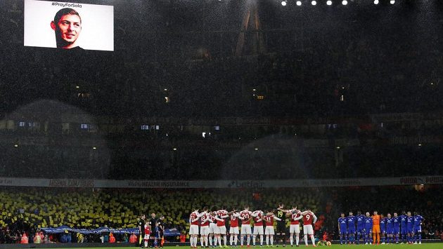 Pohled na hřiště i tribuny během minuty ticha před zápasem Arsenal - Cardiff. Pohled na hřiště i tribuny během minuty ticha před zápasem Arsenal - Cardiff.