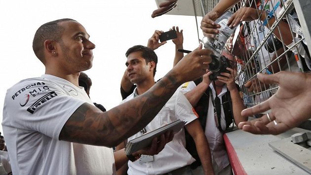 Pilot Mercedesu Lewis Hamilton rozdává podpisy fanouškům na okruhu Buddh nedaleko indického Dillí. Pilot Mercedesu Lewis Hamilton rozdává podpisy fanouškům na okruhu Buddh nedaleko indického Dillí.