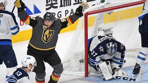 Český útočník Tomáš Nosek (92) se raduje ze své premiérové branky ve Stanley Cupu. Český útočník Tomáš Nosek (92) se raduje ze své premiérové branky ve Stanley Cupu.