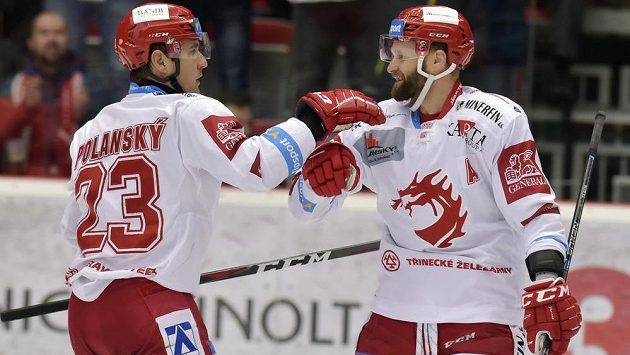 Martin Růžička slaví gól, gratuluje mu spoluhráč z Třince Jiří Polanský. Martin Růžička slaví gól, gratuluje mu spoluhráč z Třince Jiří Polanský.