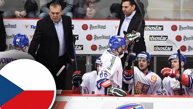 Trenér české hokejové reprezentace Vladimír Růžička a asistent Ondřej Weissmann udělují pokyny hráčům během zápasu s Ruskem. Trenér české hokejové reprezentace Vladimír Růžička a asistent Ondřej Weissmann udělují pokyny hráčům během zápasu s Ruskem.