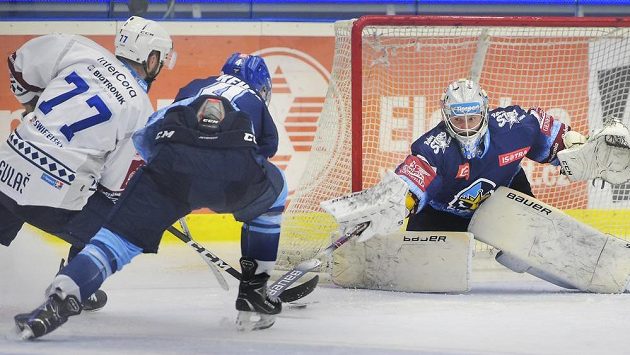 Zleva Milan Gulaš z Plzně, Martin Kehar z Kladna a brankář Středočechů Denis Godla. Zleva Milan Gulaš z Plzně, Martin Kehar z Kladna a brankář Středočechů Denis Godla.