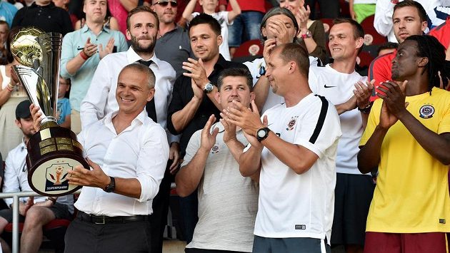 Trenér Sparty Praha Vítězslav Lavička s trofejí pro vítěze Superpoháru. Trenér Sparty Praha Vítězslav Lavička s trofejí pro vítěze Superpoháru.