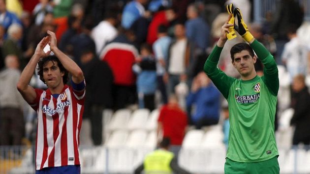 Fotbalisté Atlétika Madrid Thibaut Courtois (vpravo) a Tiago Mendes po ligovém zápase s Málagou. Fotbalisté Atlétika Madrid Thibaut Courtois (vpravo) a Tiago Mendes po ligovém zápase s Málagou.