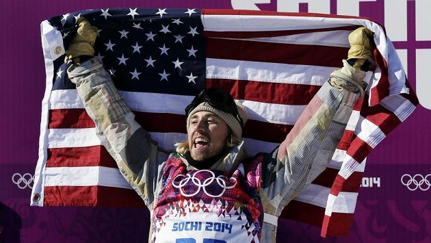 Sage Kotsenburg z USA prožívá zlatou radost po závodu snowboardistů ve slopestylu. Sage Kotsenburg z USA prožívá zlatou radost po závodu snowboardistů ve slopestylu.