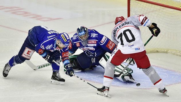 Zleva Martin Kehar z Kladna, brankář Kladna Landon Bow a Radek Smoleňák z Hradce Králové. Zleva Martin Kehar z Kladna, brankář Kladna Landon Bow a Radek Smoleňák z Hradce Králové.