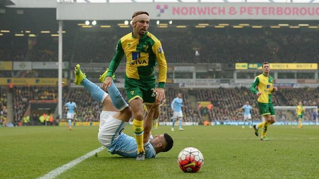 Gary O'Neil (vpředu) z Norwiche a Sergio Agüero z Manchesteru City. Gary O'Neil (vpředu) z Norwiche a Sergio Agüero z Manchesteru City.