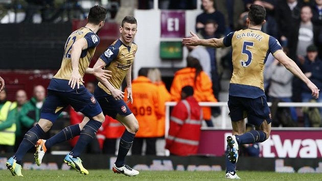 Obránce Laurent Koscielny (uprostřed) slaví se spoluhráči Giroudem a Gabrielem gól proti West Hamu ve 33. kole anglické Premier League. Obránce Laurent Koscielny (uprostřed) slaví se spoluhráči Giroudem a Gabrielem gól proti West Hamu ve 33. kole anglické Premier League.