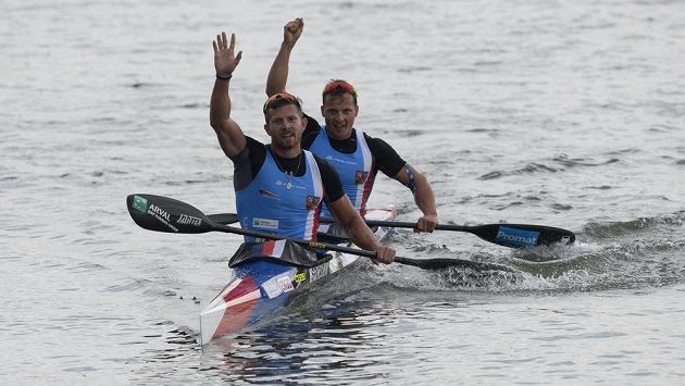 Bronzoví Jakub Špicar (vpředu) a Daniel Havel po finále na 1000 metrů. Bronzoví Jakub Špicar (vpředu) a Daniel Havel po finále na 1000 metrů.