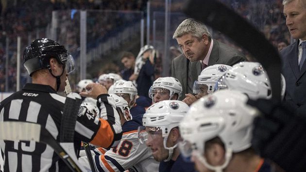 Kouč Edmontonu Oilers Todd McLellan hovoří s rozhodčím. Kouč Edmontonu Oilers Todd McLellan hovoří s rozhodčím.