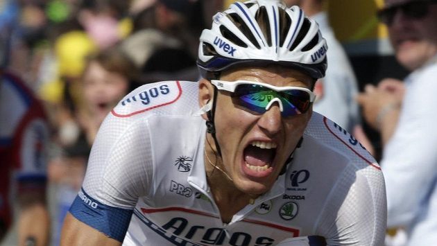 Německý cyklista Marcel Kittel projíždí vítězně cílem 10. etapy slavné Tour de France. Německý cyklista Marcel Kittel projíždí vítězně cílem 10. etapy slavné Tour de France.