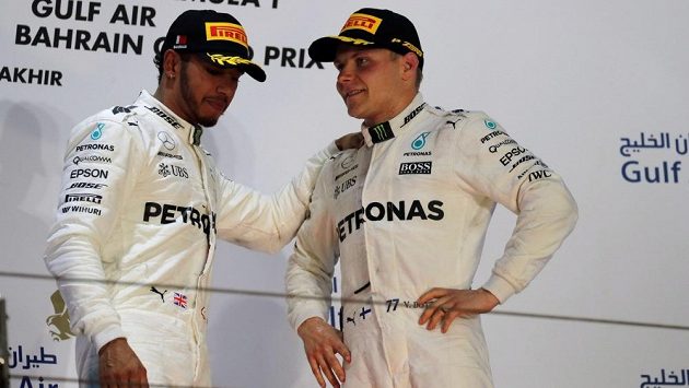 Lewis Hamilton (vlevo) a Valtteri Bottas po Velké ceně Bahrajnu. Lewis Hamilton (vlevo) a Valtteri Bottas po Velké ceně Bahrajnu.