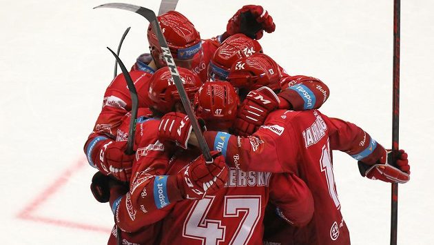 Hokejisté Třince se radují z vyrovnávací branky na 1:1. Hokejisté Třince se radují z vyrovnávací branky na 1:1.