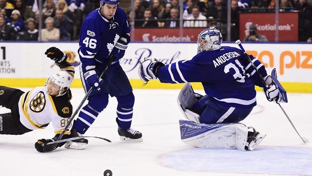 Útočník Bostonu Bruins David Pastrňák (88) padá k zemi po souboji se svým krajanem Romanem Polákem z Toronta v utkání NHL, které Boston prohrál 2:4. Útočník Bostonu Bruins David Pastrňák (88) padá k zemi po souboji se svým krajanem Romanem Polákem z Toronta v utkání NHL, které Boston prohrál 2:4.