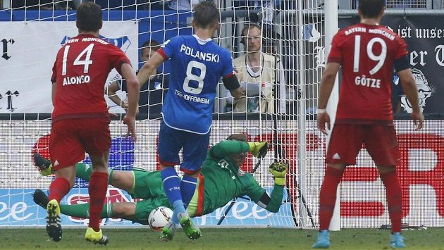 Brankář Bayernu Manuel Neuer kryje pokutový kop v utkání s Hoffenheimem. Brankář Bayernu Manuel Neuer kryje pokutový kop v utkání s Hoffenheimem.