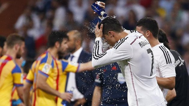 Hvězdě Realu Madrid Cristianu Ronaldovi ligový duel s Valencií (2:2) příliš nevyšel. Hvězdě Realu Madrid Cristianu Ronaldovi ligový duel s Valencií (2:2) příliš nevyšel.