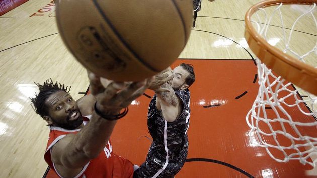 Basketbalista Houstoun Rockets Nene (vlevo) střílí přes Joffreyho Lauvergnea ze San Antonia. Basketbalista Houstoun Rockets Nene (vlevo) střílí přes Joffreyho Lauvergnea ze San Antonia.